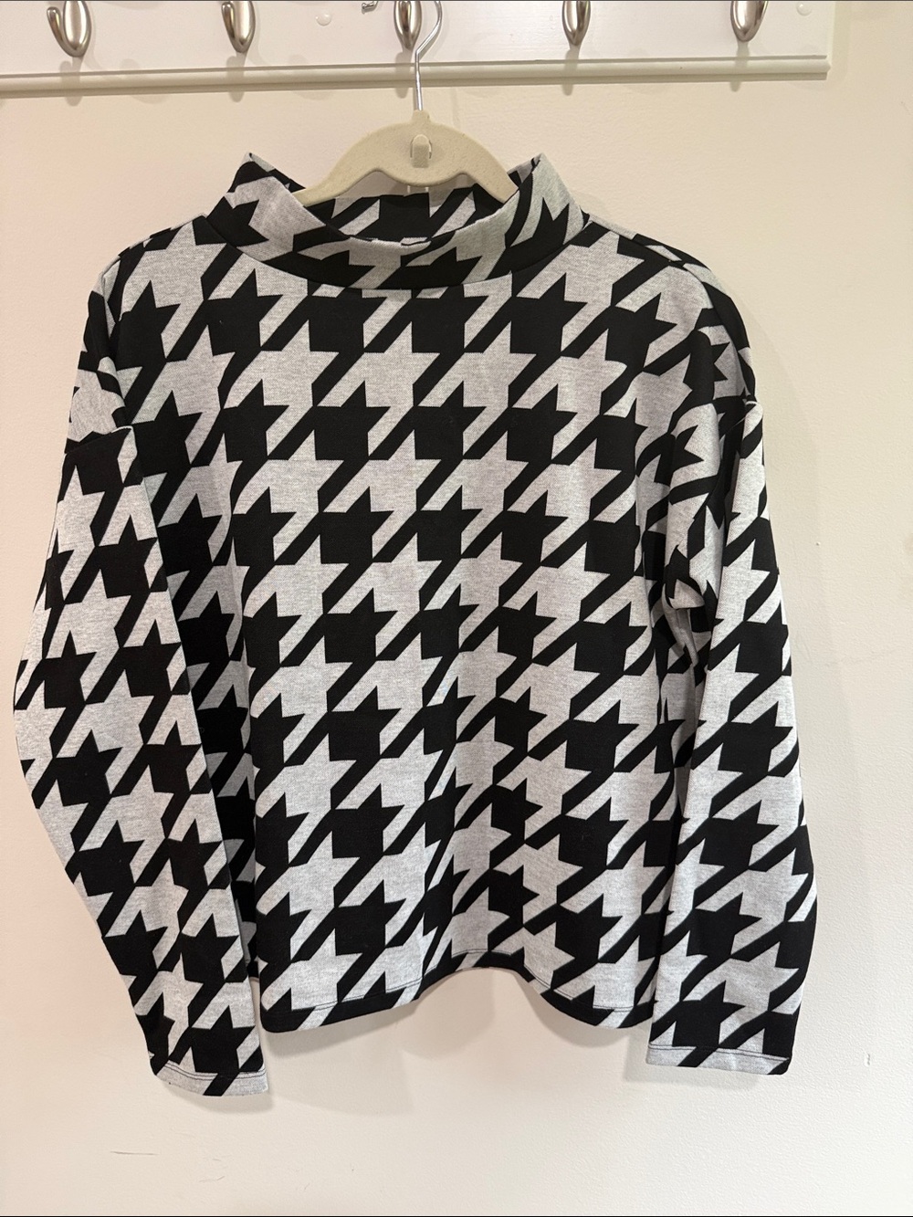 LOFT Black and White Houndstooth Turtleneck Sweatshirt